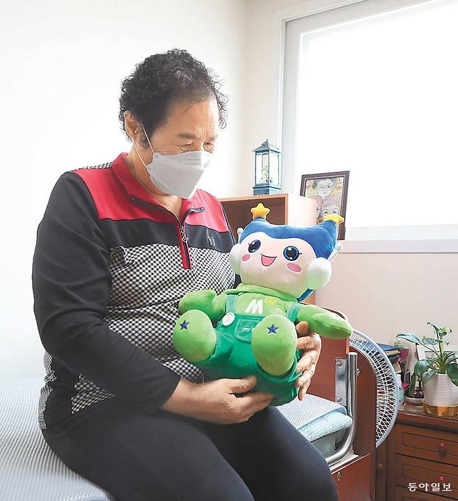 서울 마포구에 사는 한 노인이 인공지능(AI) 반려로봇 ‘마포동이’를 안고 있다. 동아일보DB
