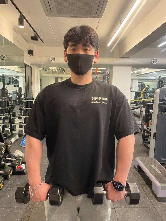 흉쇄유돌근 운동. 비욘드 피트니스 제공