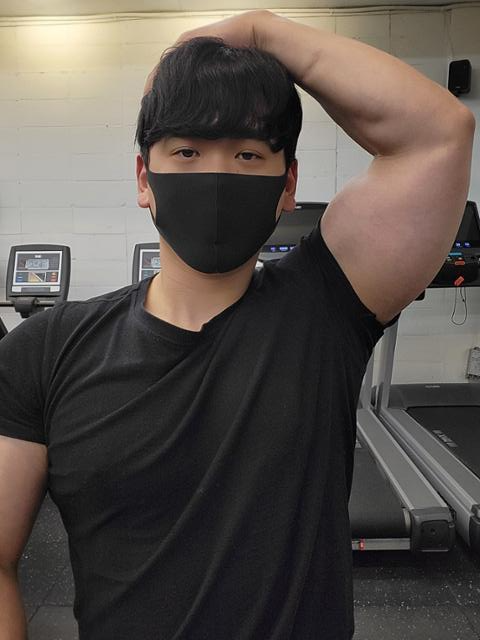 사각근 스트레칭. 비욘드 피트니스 제공