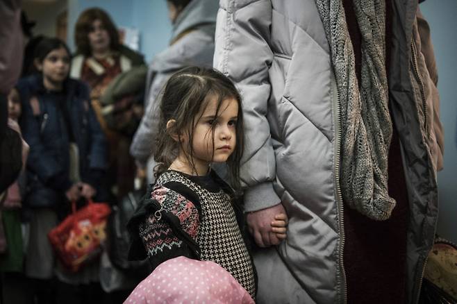 우크라이나 오데사의 고아원에서 온 아동과 보호자들이 3월 4일 베를린에 마련된 호텔에 도착해 방 배정을 기다리고 있다. 100명이 넘는 유대계 난민 아동들이 우크라이나에서의 전쟁을 피해 버스로 베를린에 도착했다.  AP연합뉴스