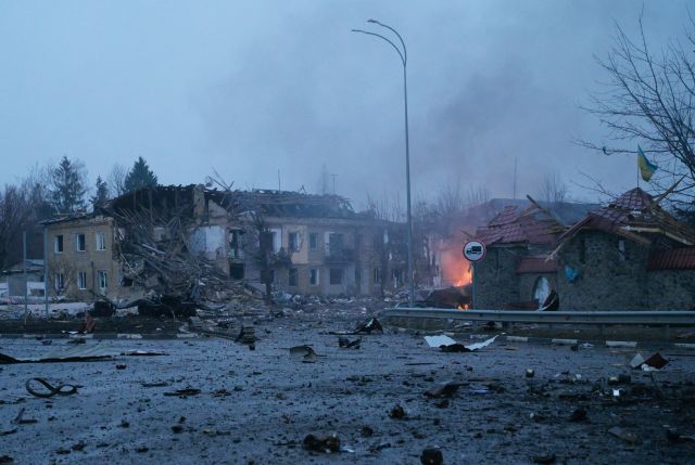 우크라이나 키이우주의 보로디안카 지역의 주거 건물들이 2일(현지시간) 포격으로 인해 피해를 본 모습. 로이터연합뉴스