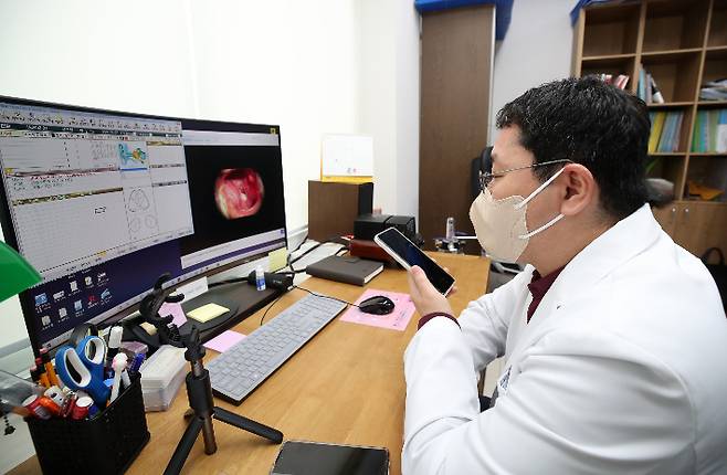 비대면 진료를 하는 의료진. 연합뉴스