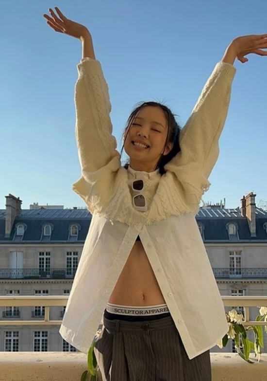 ( ) BLACKPINK Jenny Kim shared the current status.On Wednesday, Jenny Kim posted a photo on her Instagram page.Inside the picture is a picture of Jenny Kim who visited Paris, France.With his eyes closed, his arms stretch out from the window of the hostel and smile, his abs without a smile are slightly exposed and attracts attention.In another photo, he also revealed how he was traveling by plane: he was cute in a wide seat, stretching his legs comfortably and wearing headphones.Jenny Kim recently visited Paris, France, to 2022 F/W Paris Fashion Week.Photo = Jenny Kim Instagram