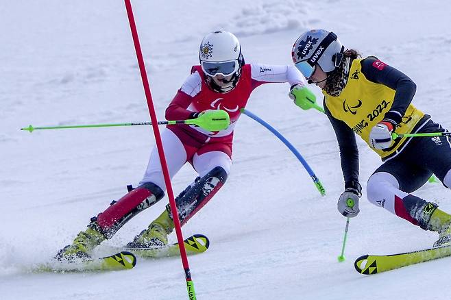 Veronika Aigner of Austria and guide Elisabeth Aigner compete in the women's slalom, vision impaired at the 2022 Winter Paralympics, Saturday, March 12, 2022, in the Yanqing district of Beijing. (AP Photo/Andy Wong)<저작권자(c) AP연합뉴스, 무단 전재-재배포 금지>