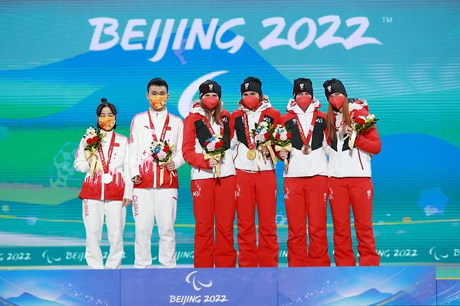gold medalist Veronika Aigner of Austria and her guide Elisabeth Aiger, bronze medalist Barbara Aigner of Austria and her guide Klara Sykora/Para Alpine Skiing Women's Giant Slalom Vision Impaired of Beijing 2022 Paralympic Winter Games/<저작권자(c) 연합뉴스, 무단 전재-재배포 금지>