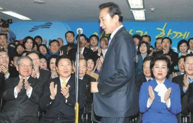 이명박 대통령은 전임 노무현 대통령의 부동산 정책 실패 탓에 집권에 성공했다. 그리고 이듬해 글로벌 금융위기의 난관을 헤쳐나가야 했다. 이 대통령이 당선이 사실상 확정된 지난 2007년 12월 19일 밤 서울 여의도 한나라당사에 도착, 인사말을 하기 위해 자리에서 일어서고 있다./조선일보DB