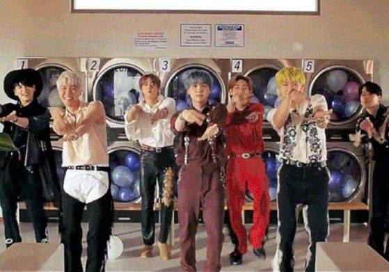 방탄소년단이 '퍼미션 투 댄스' 뮤직비디오에서 선보인  수어 안무. /HYBE LABELS 유튜브