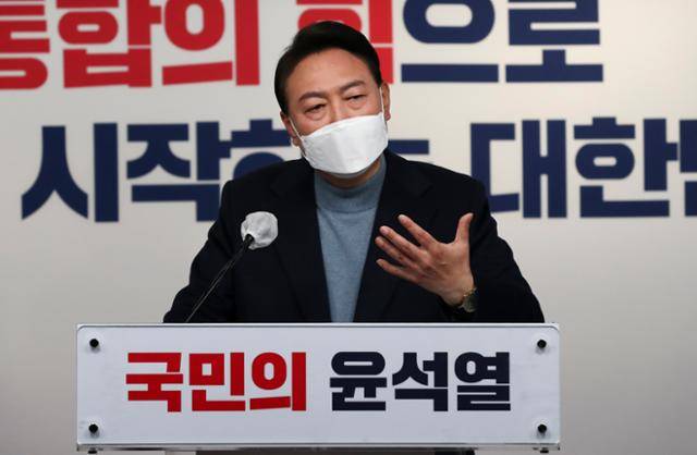 윤석열 대통령 당선인이 13일 서울 여의도 국민의힘 중앙당사에서 대통령직인수위원회 위원장 등 인선 결과를 발표하고 있다. 뉴시스
