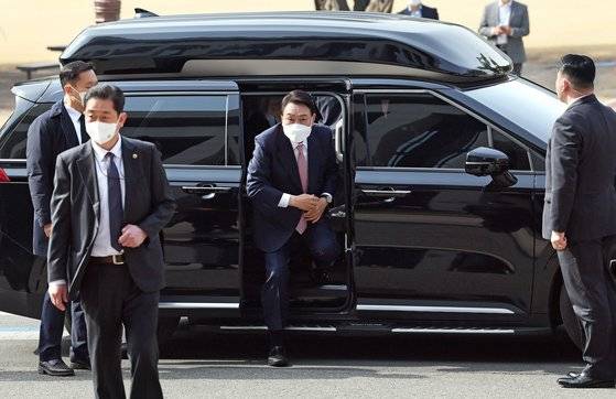 윤석열 대통령 당선인이 10일 오전 당선 인사를 위해 서울 국회를 방문, 차량에서 내리고 있다. [뉴스1]