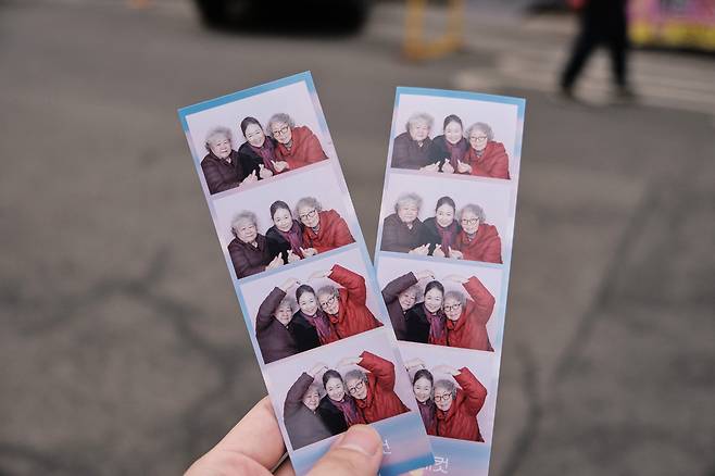 포페런츠 시니어 나들이 서비스 참가자들이 셀프 스튜디오서 촬영한 사진