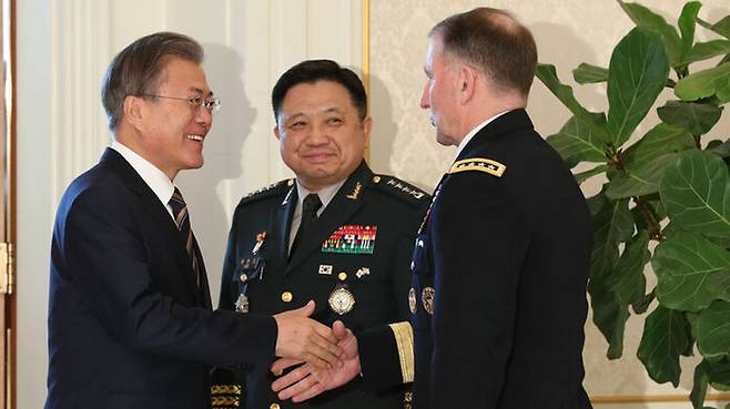 2019년 5월 청와대 오찬에 앞서 문재인 대통령과 박한기 합참의장, 에이브람스 주한미군 사령관이 웃으며 인사하고 있다.