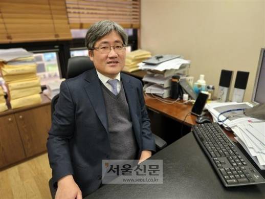 대전MBC 무기계약직 노동자의 임금청구 소송을 대리했던 이봉재 변호사가 대전 서구에 있는 자신의 사무실에서 지난 7일 무기계약직 노동자의 현실에 대해 이야기하고 있다.