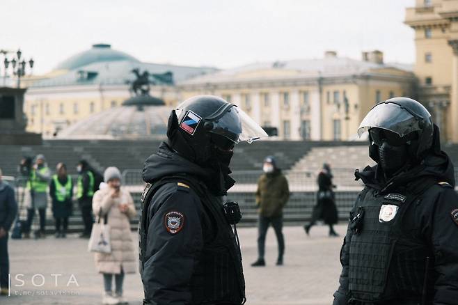 경찰 중 일부는 헬멧에 러시아 국기의 색으로 알파벳 ‘Z’(제트)를 그려놨다. 우크라이나로 향하는 러시아 탱크와 로켓 발사대에서 처음 발견됐던 표식으로, 러시아의 우크라이나 침공을 지지한다는 뜻을 상징한다.(사진=소타비전 텔레그램)