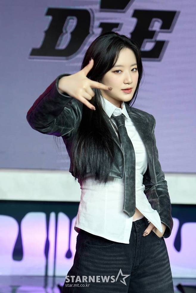 그룹 (여자)아이들((G)I-DLE) 슈화가 14일 오후 온라인으로 진행된 첫 정규앨범 '아이 네버 다이' 발매 쇼케이스를 열고 포즈를 취하고 있다. 2022.03.14 <사진=큐브> /사진=임성균 기자 tjdrbs23@