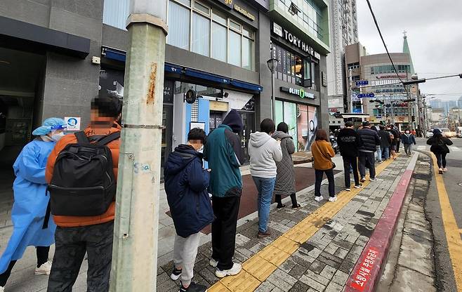 수영구 보건소 긴 줄 [손형주 기자]