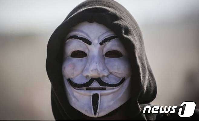 가이 포크스 마스크를 쓰고 있는 어나니머스 회원
