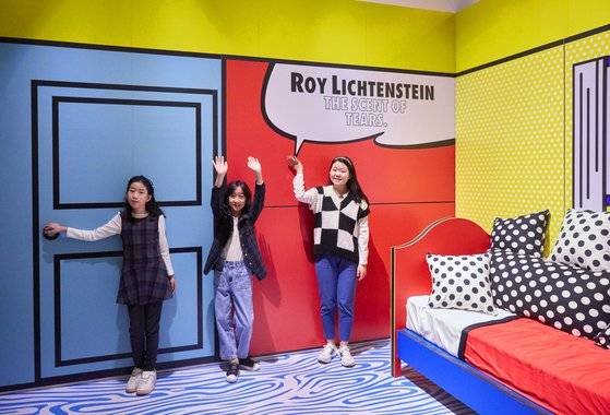 김채원·이수정 학생기자·연규원 학생모델(왼쪽부터)이 팝아트에 대해 알아보기 위해 ‘로이 리히텐슈타인展: 눈물의 향기’를 살펴보고 이동기 작가도 만났다.