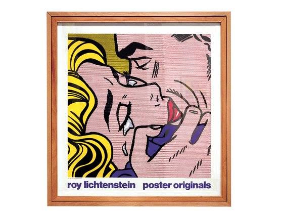 전시장에서는 로이 리히텐슈타인의 다양한 작품들을 만날 수 있다. 만화 이미지를 활용해 작가의 대표 컬러인 삼원색과 벤데이 점 기법까지 모두 보여주는 ‘Kiss V'.