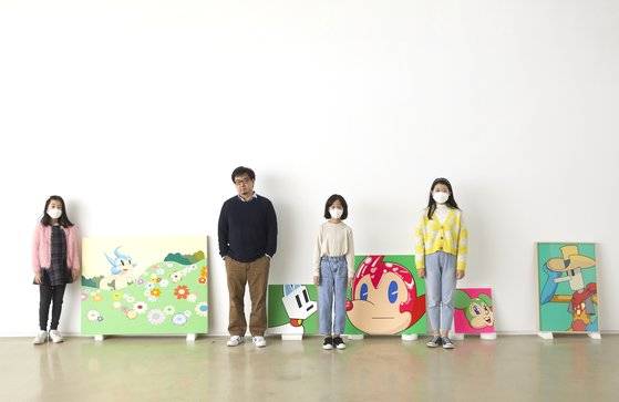 소중 학생기자단이 한국의 팝아트를 대표하는 이동기(왼쪽에서 두 번째) 작가를 만났다. 아토마우스 등 캐릭터 제작을 비롯해 다양한 이야기를 나누며 그의 작품 세계를 들여다봤다.