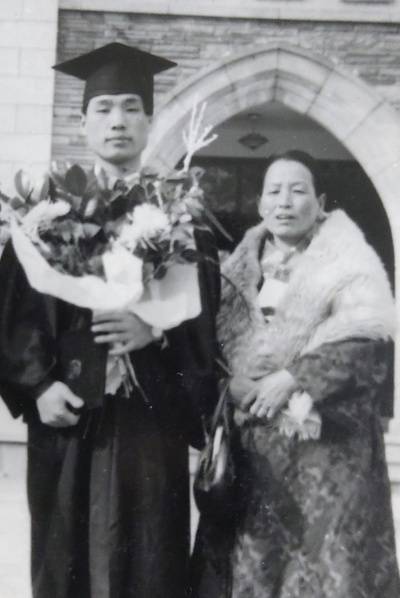 감리교신대원 졸업식장에서의 임준택 목사와 어머니.
