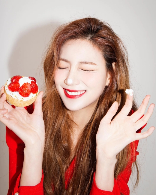 Group Apink Oh Ha-young surprised fans with freshnessOh Ha-young released several new picture cuts on his 15th day with the notice of on bbangtube in his instagram.Inside the picture is a picture of Oh Ha-young, who is making a lovely face with strawberry cream cake in his hand.The action of a youthful Oh Ha-young, such as taking a fresh cream on the nose, makes the viewer smile.On the other hand, Apink, which Oh Ha-young belongs to, recently acted as a special album HORN for the 10th anniversary.