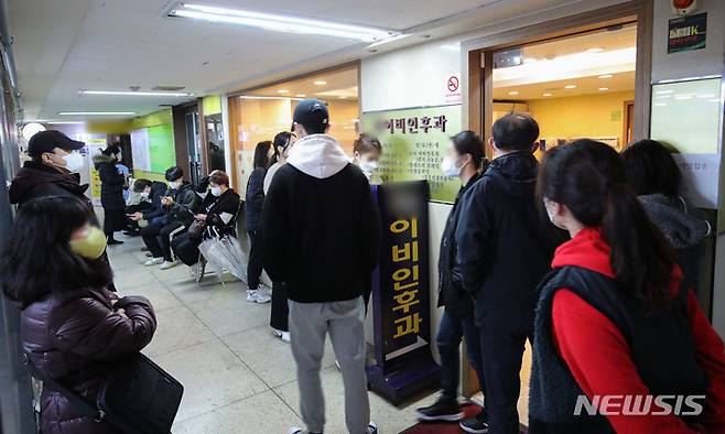 [서울=뉴시스] 권창회 기자 = 병의원 등 의료기관에서 신속항원검사 양성 판정을 받으면 추가 PCR검사 없이 확진자로 인정되는 첫 날인 지난 14일 오후 서울 시내 한 이비인후과 병원이 검사 받으려는 고객들로 붐비고 있다. 2022.03.14. kch0523@newsis.com