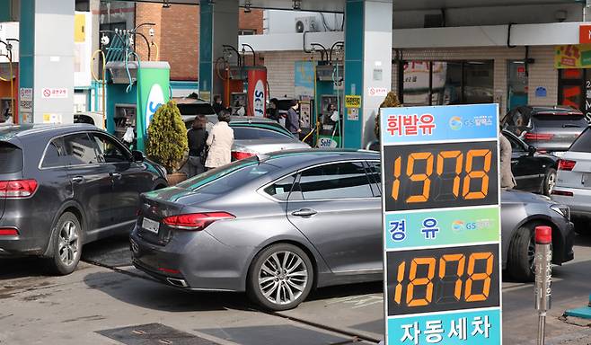 러시아의 우크라이나 침공으로 국제유가의 상승이 이어지고 있는 15일 오후 휘발유 가격이 서울 평균가격보다 저렴한 리터당 1978원인 서울 송파구 한 셀프주유소로 차량이 이어지고 있다. 연합뉴스