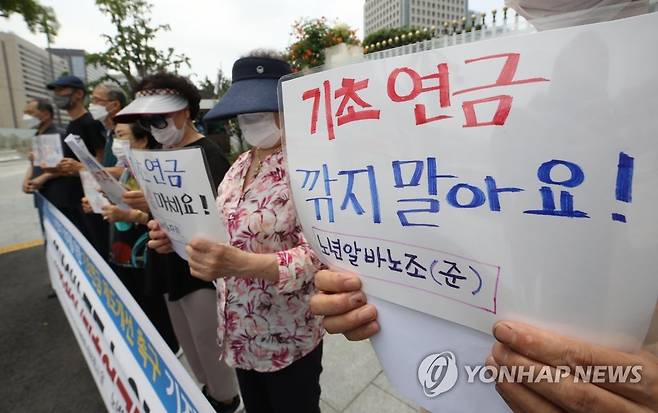 노년단체 "기초연금 차별없이 지급하라" (서울=연합뉴스) 임헌정 기자 = 노년알바노조 준비위원회와 평등노동자회 등 노년단체 회원들이 8일 서울 종로구 정부서울청사 앞에서 65세 이상 모든 노인에게 차별없는 '기초연금' 지급을 촉구하는 기자회견을 하고 있다. 2021.7.8 kane@yna.co.kr