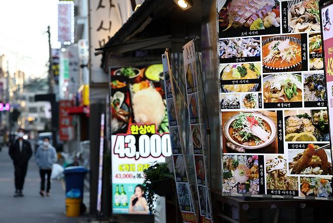 시민들이 서울 잠실새내역 인근 식당가를 걷고 있다. / 연합뉴스