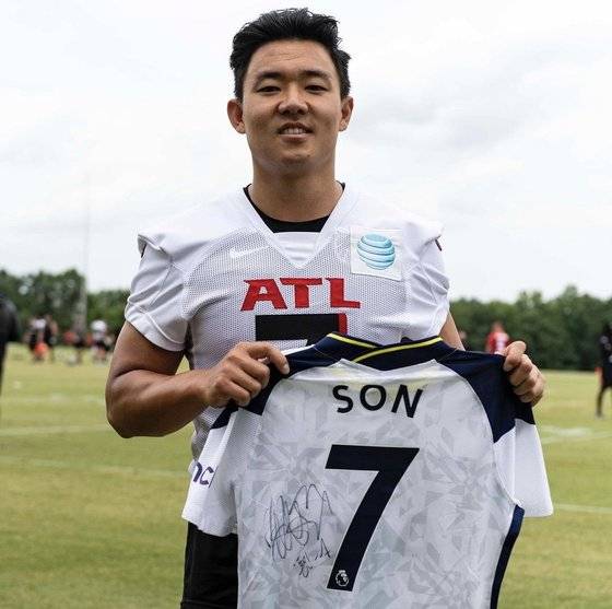 손흥민에게 사인 유니폼을 선물받은 구영회. [사진 애틀랜타 팰컨스 인스타그램]