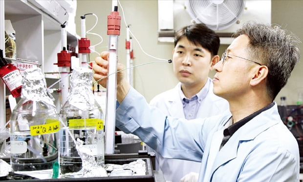 한국생명공학연구원 연구진이 세균이 분비하는 단백질에 대한 연구를 진행하고 있다.   한국생명공학연구원 제공