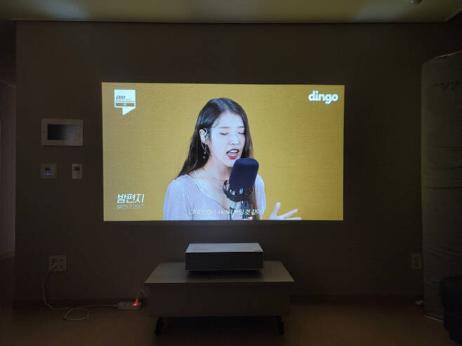 LG 시네빔으로 유튜브를 시청하고 있다. [사진 = 김승한 기자]