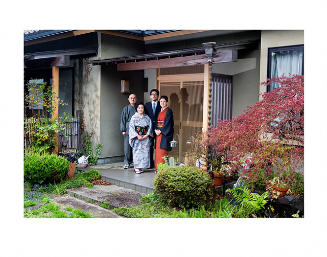 ▲ 미나미소마에서 나미에 가는 길에 있는 집에서 활영한 가족 사진. 현재 이 가족은 할머니가 사시던 이 집을 부수고 새로 건축을 하고 있다. ⓒ정주하