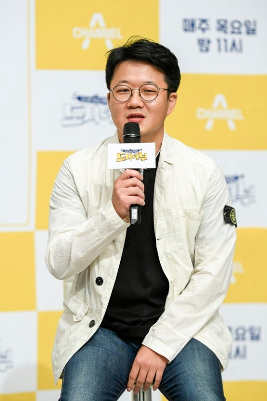 Jang Siwon PD, who directed the popular entertainment program City Fishery series and Steel Unit, left Channel A.According to the 16th coverage, Jang Siwon PD has recently left Channel A and is preparing a new program at JTBC.Jang Siwon PD is a director of Channel As popular entertainment program City Fishery series, and is a more familiar person to viewers with the nickname Jang Peedy.He also led the season 1 success by serving as the responsible producer of the Steel Unit. He is the first to succeed in two killer content and raise the content level of Channel A.Jang PD, who has already completed the retirement process, is reportedly moving to a label under JTBC. The next film is expected to be JTBCs new entertainment program.It is noteworthy what items Jang Siwon PD, which has attracted the popularity of the public with its distinctive material, will return to the new program.