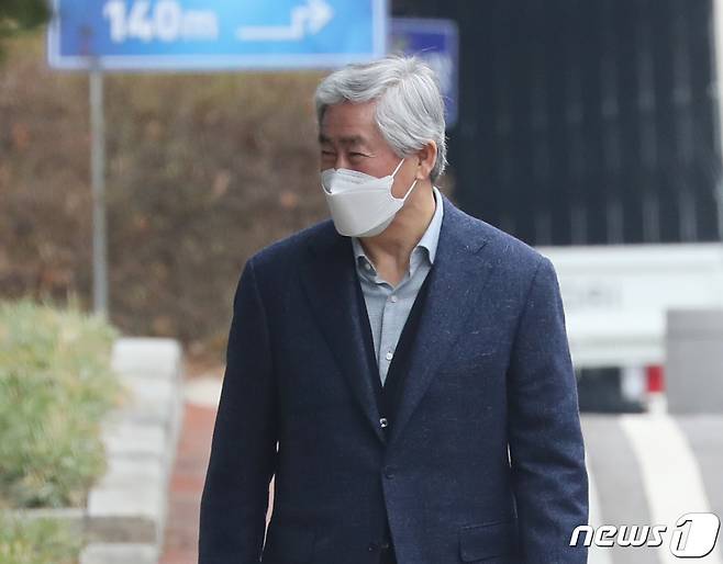 최경환 전 경제부총리가 17일 오전 경기 안양교도소에서 가석방으로 출소하고 있다. 2022.3.17/뉴스1 © News1 김영운 기자