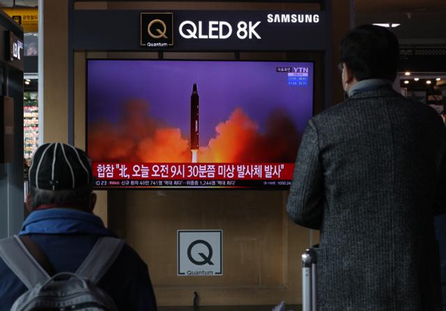 16일 오전 서울역 대합실에서 시민들이 북한 미상 발사체 발사 관련 뉴스를 시청하고 있다. 북한은 이날 올해 10번째 무력시위에 나섰지만 실패했다. 뉴스1