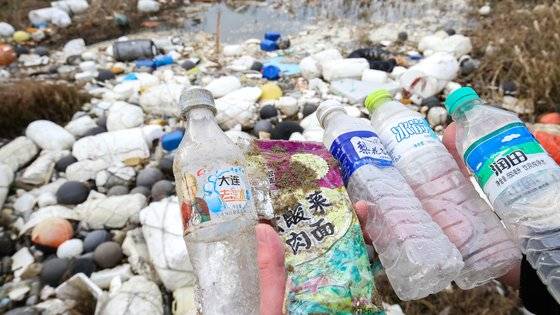 전남 신안군 자은면 내치 해변에 중국 글씨가 있는 어구와 페트병이 해변에 널려있다. 중앙포토