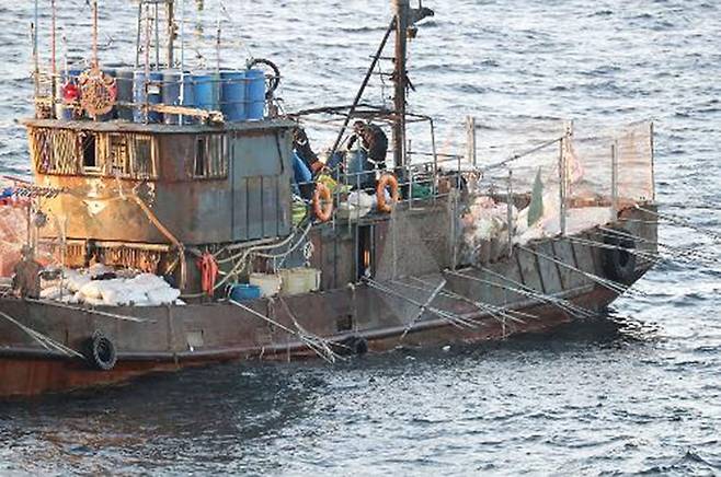 해경의 등선을 방해하기 위해 배 좌우에 철침을 박고, 일정한 간격으로 세워둔 막대 사이에 그물을 쳐 벽을 만든 중국 불법 어선.ⓒ서해5도특별경비단 제공