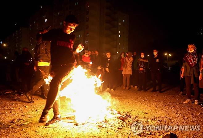 모닥불 뛰어넘으며 행운 비는 이란인 [AFP 연합뉴스 자료사진. 재판매 및 DB 금지]