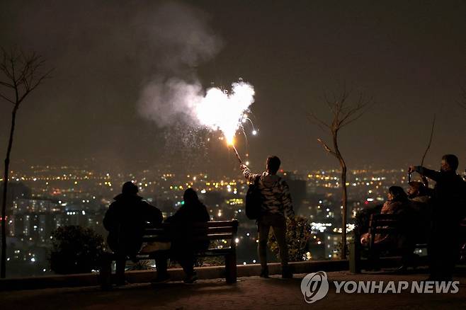 불꽃놀이하며 새해 복 비는 이란인들 [EPA 연합뉴스 자료사진. 재판매 및 DB 금지]