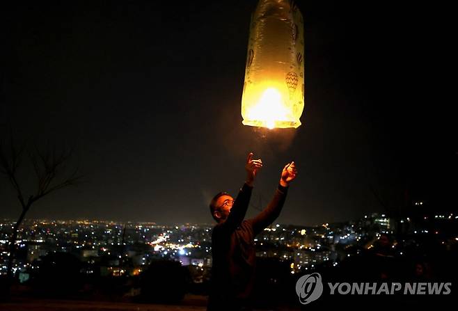 풍등 날리며 행운 비는 이란인 [AFP 연합뉴스 자료사진. 재판매 및 DB 금지]