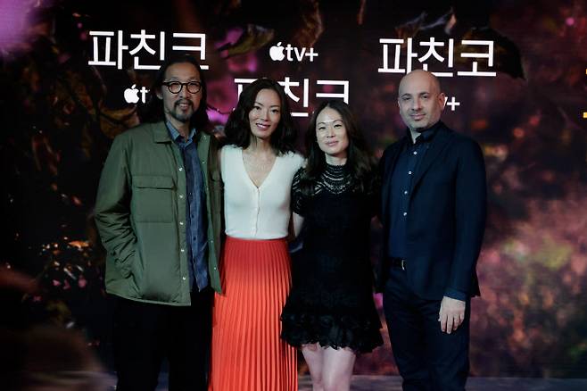 코고나다 감독(왼쪽부터) 테레사 강 총괄 프로듀서 수 휴 프로듀서 마이클 엘렌버그 총괄 프로듀서(사진=애플TV+)
