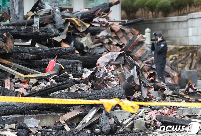 18일 오전 경기 안양 만안구 삼막사에서 남부청 과학수사대 화재팀과 소방당국이 현장 감식을 하고 있다. 2022.3.18/뉴스1 © News1 김영운 기자
