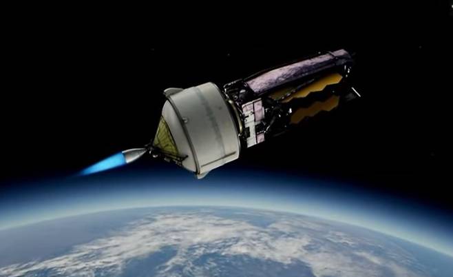 지난해 12월 25일 우주로 발사된 제임스 웹 우주망원경이 로켓에서 분리되기 직전의 모습. 배경에 지구가 보인다./미국항공우주국(NASA)