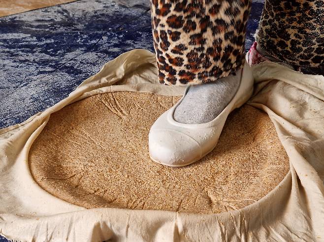 금정산성 막걸리에 사용되는 전통누룩은 족타법으로 생산된다. 일일이 발로 밟는다. 피자도우처럼 가장 자리가 중앙보다 약간 더 두껍다. /박순욱 기자