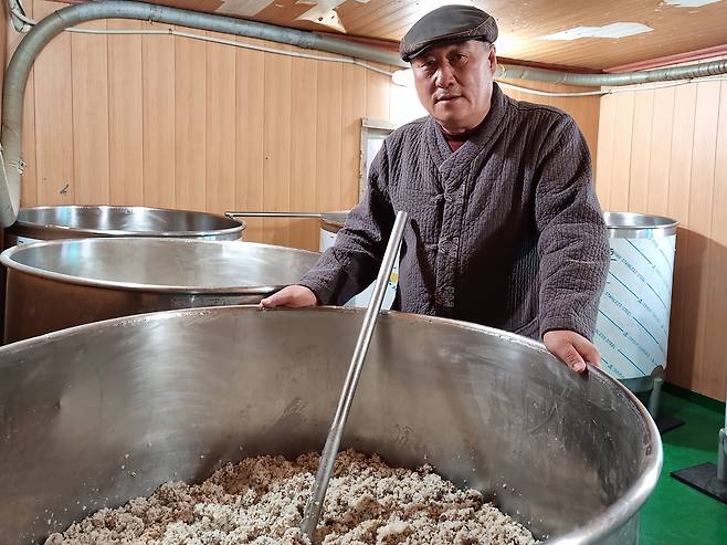 금정산성 막걸리 유청길 대표가 양조장에서 발효 중인 막걸리 상태를 점검하고 있다. 전통누룩을 사용, 개량 입국을 사용하는 막걸리보다는 누룩이 물을 많이 흡수했다가 다시 토해내기 때문에, 누룩이 머금고 있는 다양한 미생물들이 막걸리 향으로 나타난다. /박순욱 기자
