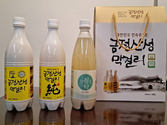 금정산성 막걸리 제품들. 왼쪽부터 금정산성 막걸리 8도, 순(6도), 청탁(5도). /박순욱 기자