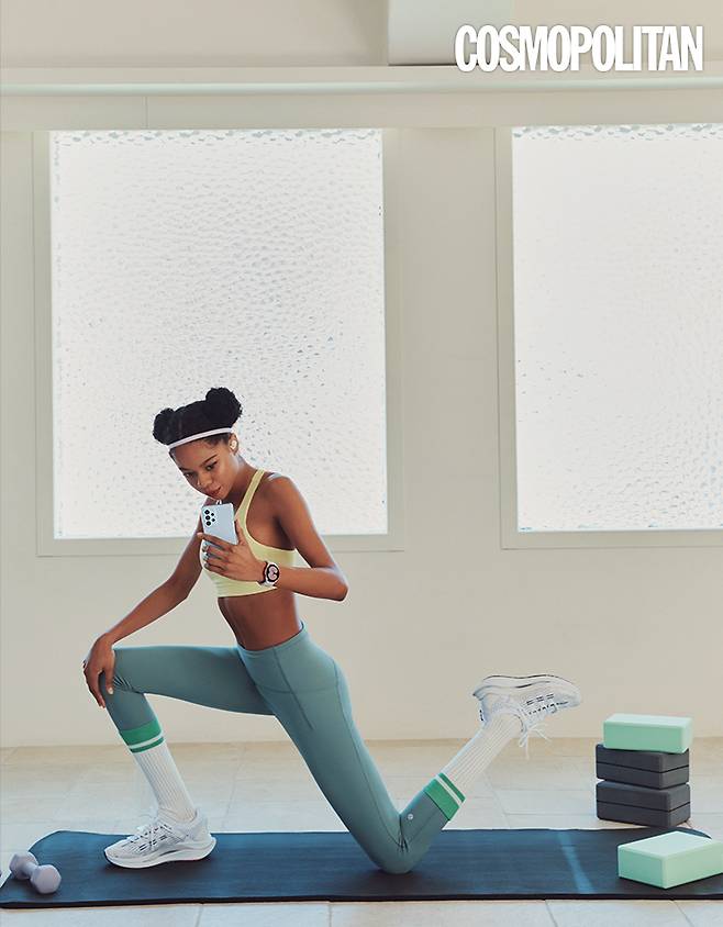 삼성전자 갤럭시 A53 5G 어썸 블루. 갤럭시 워치4 40mm 핑크 골드. 갤럭시 버즈 라이브 미스틱 화이트. 브라톱 뮬라웨어. 레깅스 룰루레몬. 헤어밴드 언더아머. 양말 아르켓. 스니커즈 휠라.