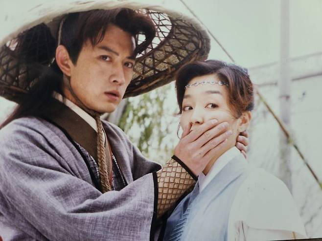 실과 바늘처럼 함께 다니는 의형제 방호와 채무쌍(왼쪽부터) ⓒ배우 이연수 본인 제공