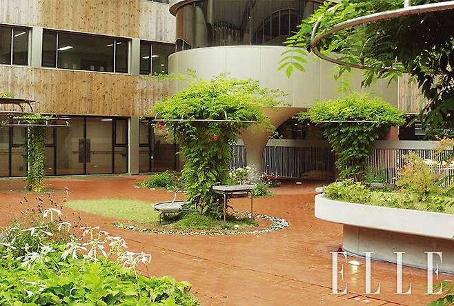 비밀의 정원 같은 중정.